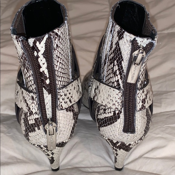 New Vince Camuto Snakeskin Kitten Heel Booties 😍 - Picture 4 of 5